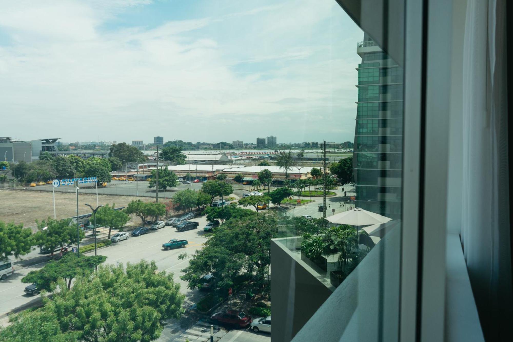 홀리데이 인 과야킬 에어포트 호텔 외부 사진 View of the station from the nearby hotel