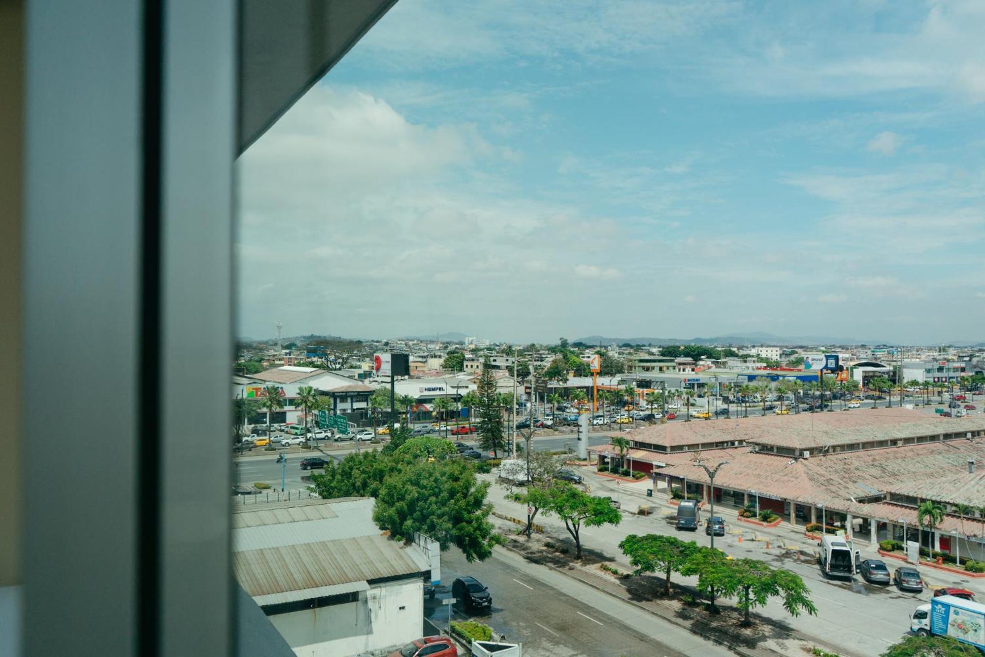 홀리데이 인 과야킬 에어포트 호텔 외부 사진 View of the city from the hotel