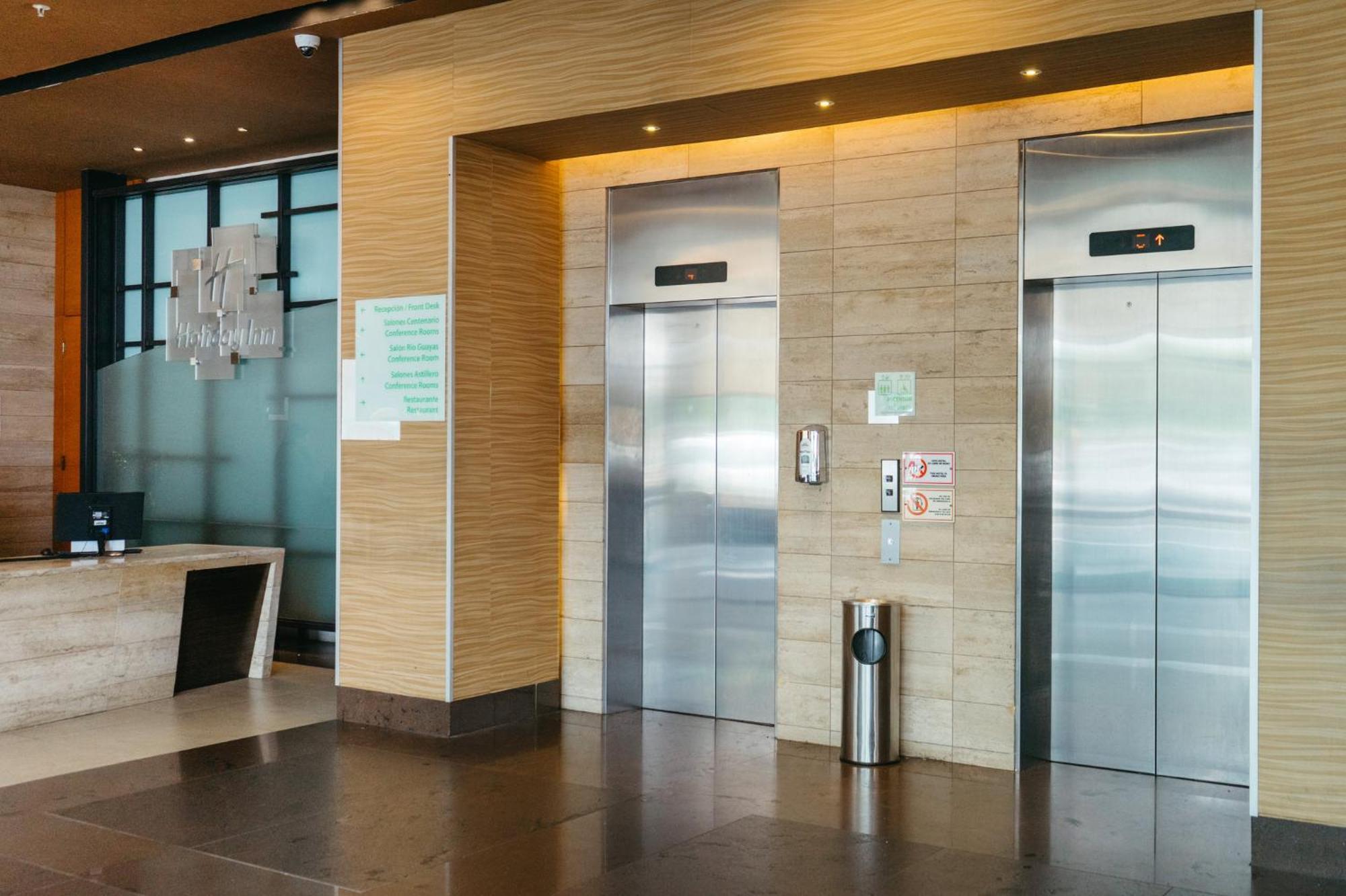 홀리데이 인 과야킬 에어포트 호텔 외부 사진 Elevators in a hotel