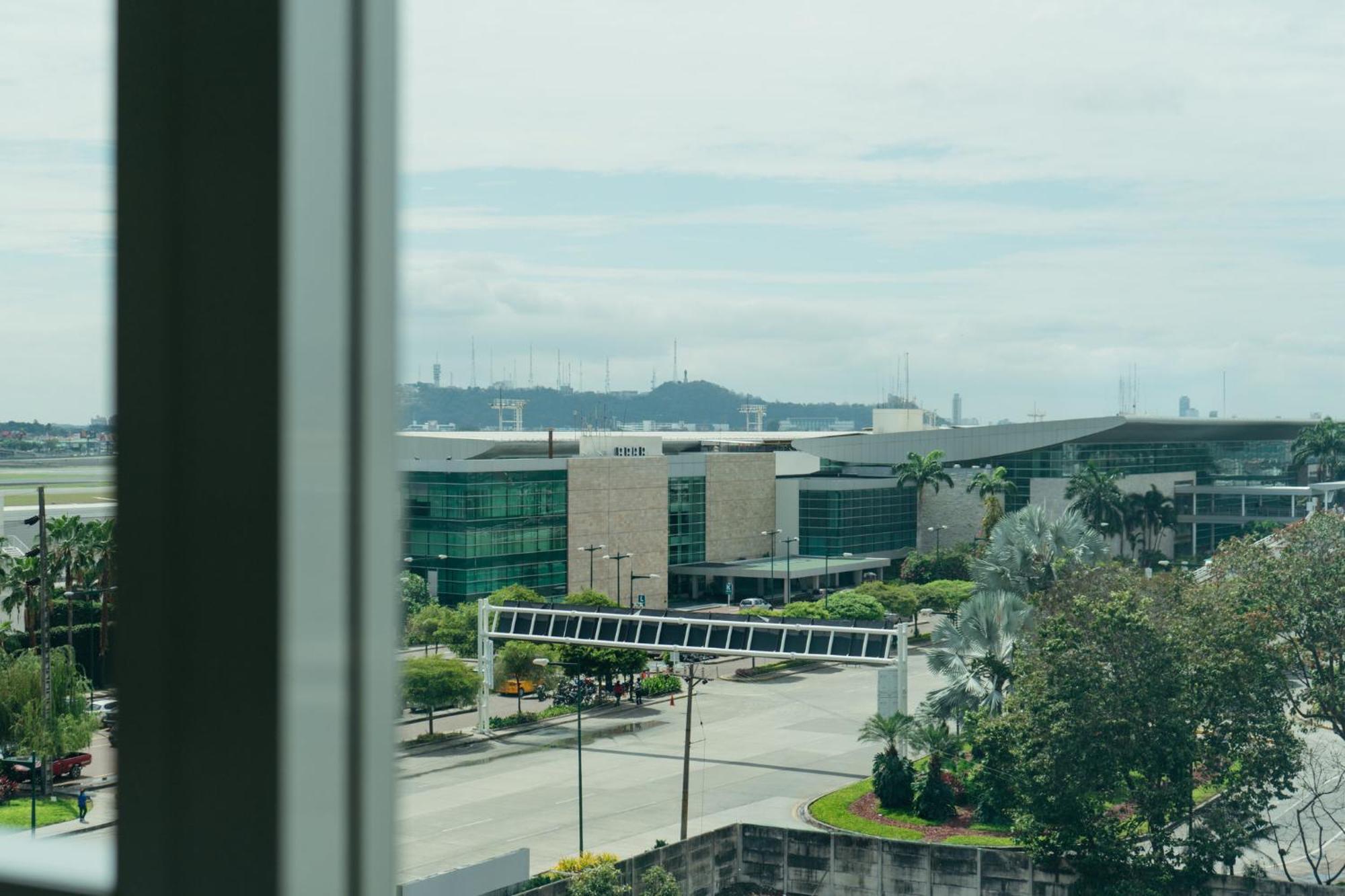 홀리데이 인 과야킬 에어포트 호텔 외부 사진 View of the airport from the nearby hotel