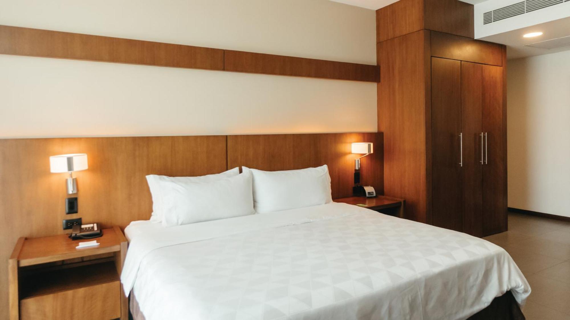 홀리데이 인 과야킬 에어포트 호텔 외부 사진 A bedroom at the hotel