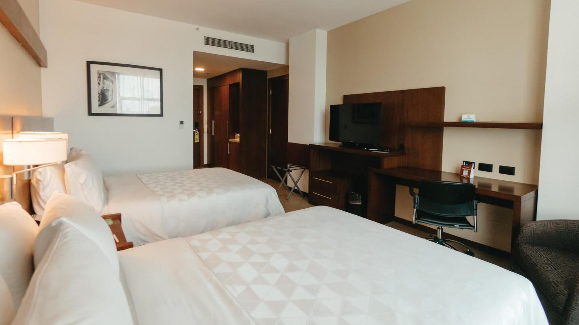 홀리데이 인 과야킬 에어포트 호텔 외부 사진 A room at the Hilton London Heathrow