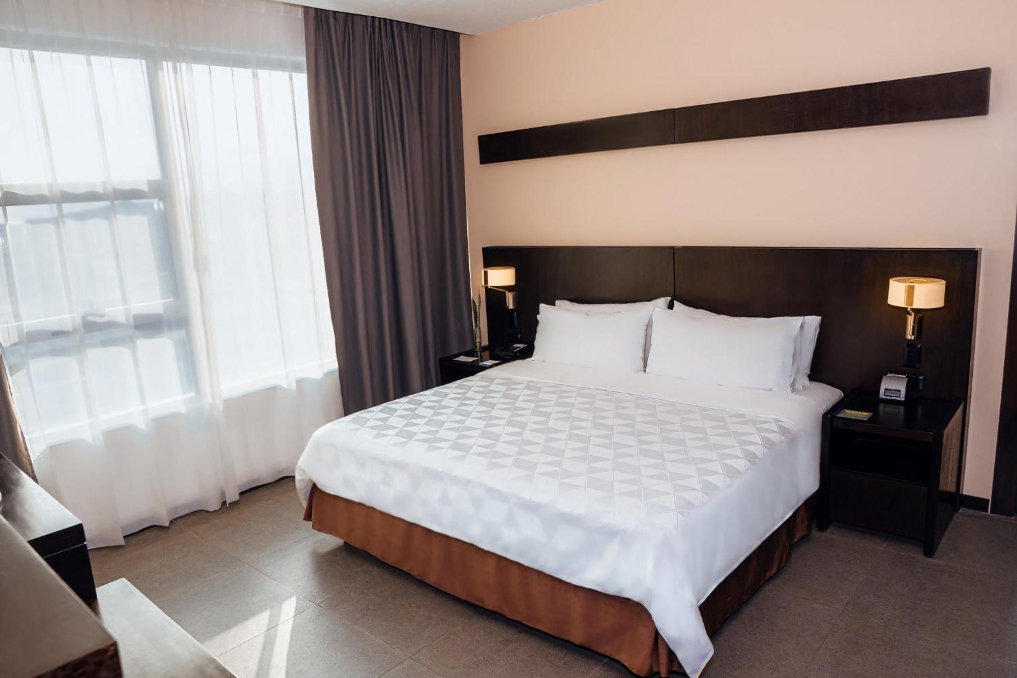홀리데이 인 과야킬 에어포트 호텔 외부 사진 A bedroom at the hotel