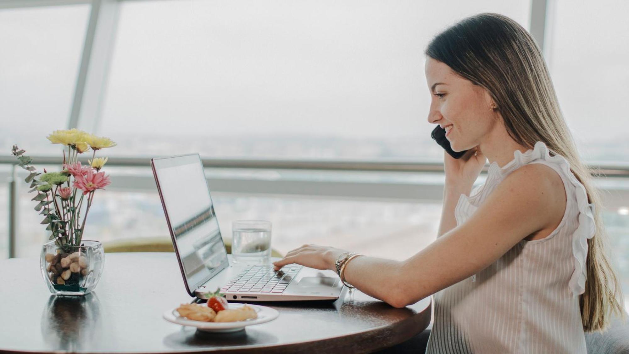 홀리데이 인 과야킬 에어포트 호텔 외부 사진 A woman working from home