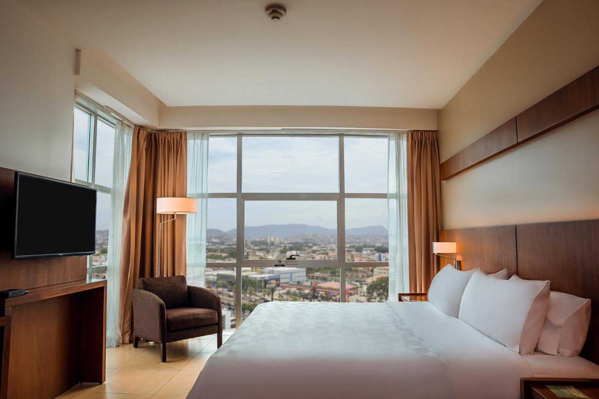 홀리데이 인 과야킬 에어포트 호텔 외부 사진 A bedroom at the Hilton Garden Inn in Tucson, Arizona