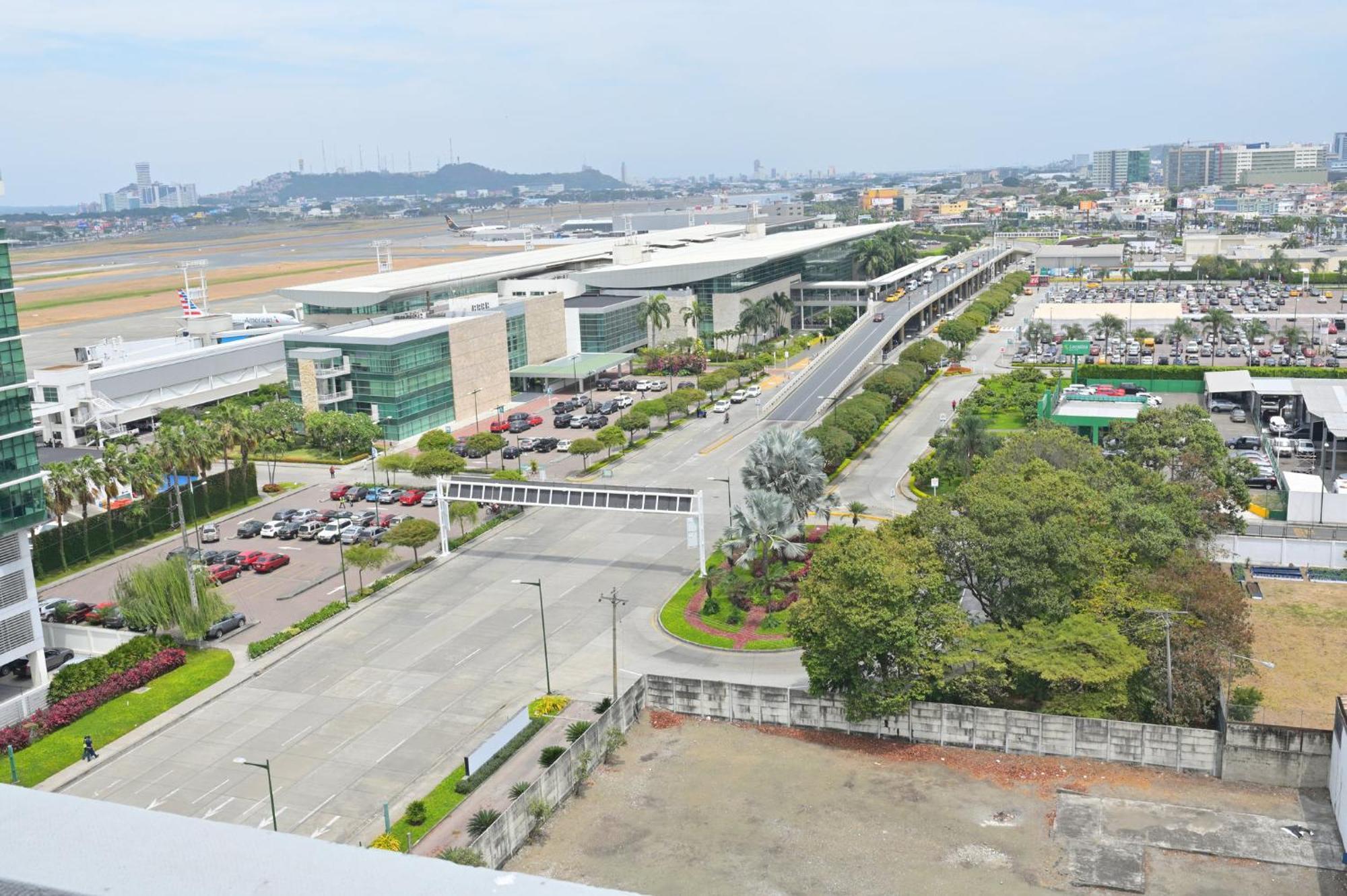 홀리데이 인 과야킬 에어포트 호텔 외부 사진 View of the airport