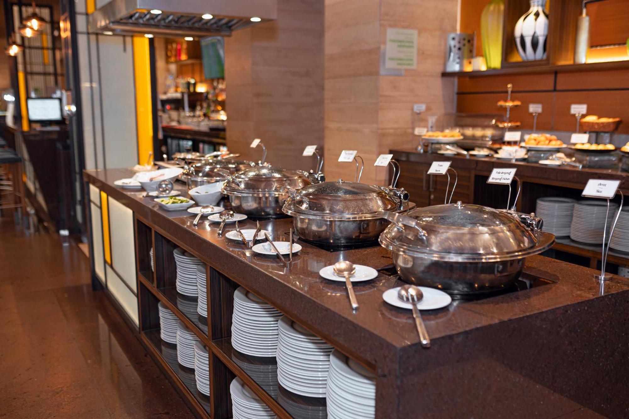 홀리데이 인 과야킬 에어포트 호텔 외부 사진 A buffet at a hotel