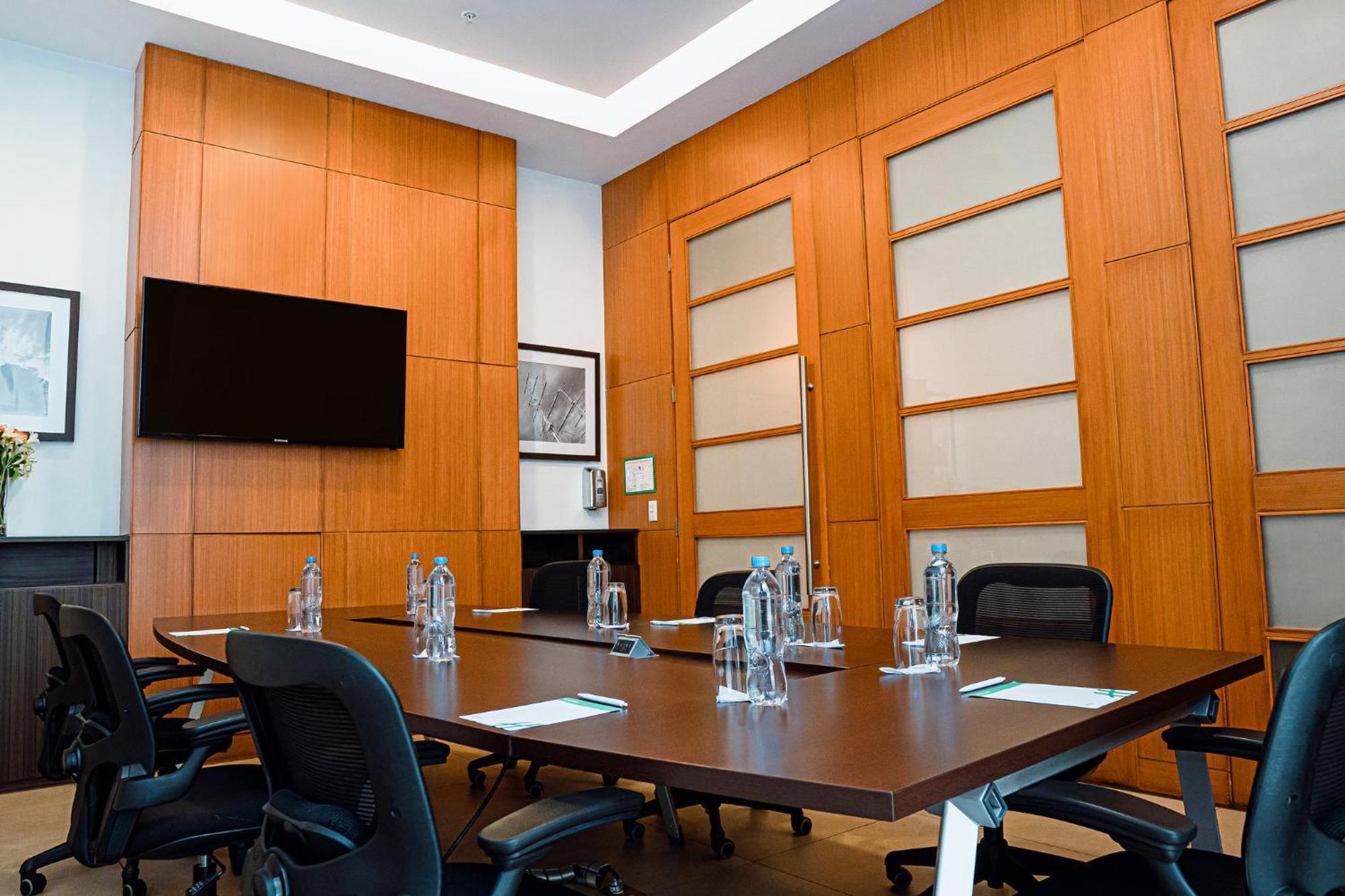 홀리데이 인 과야킬 에어포트 호텔 외부 사진 Meeting room at the headquarters of the African Union