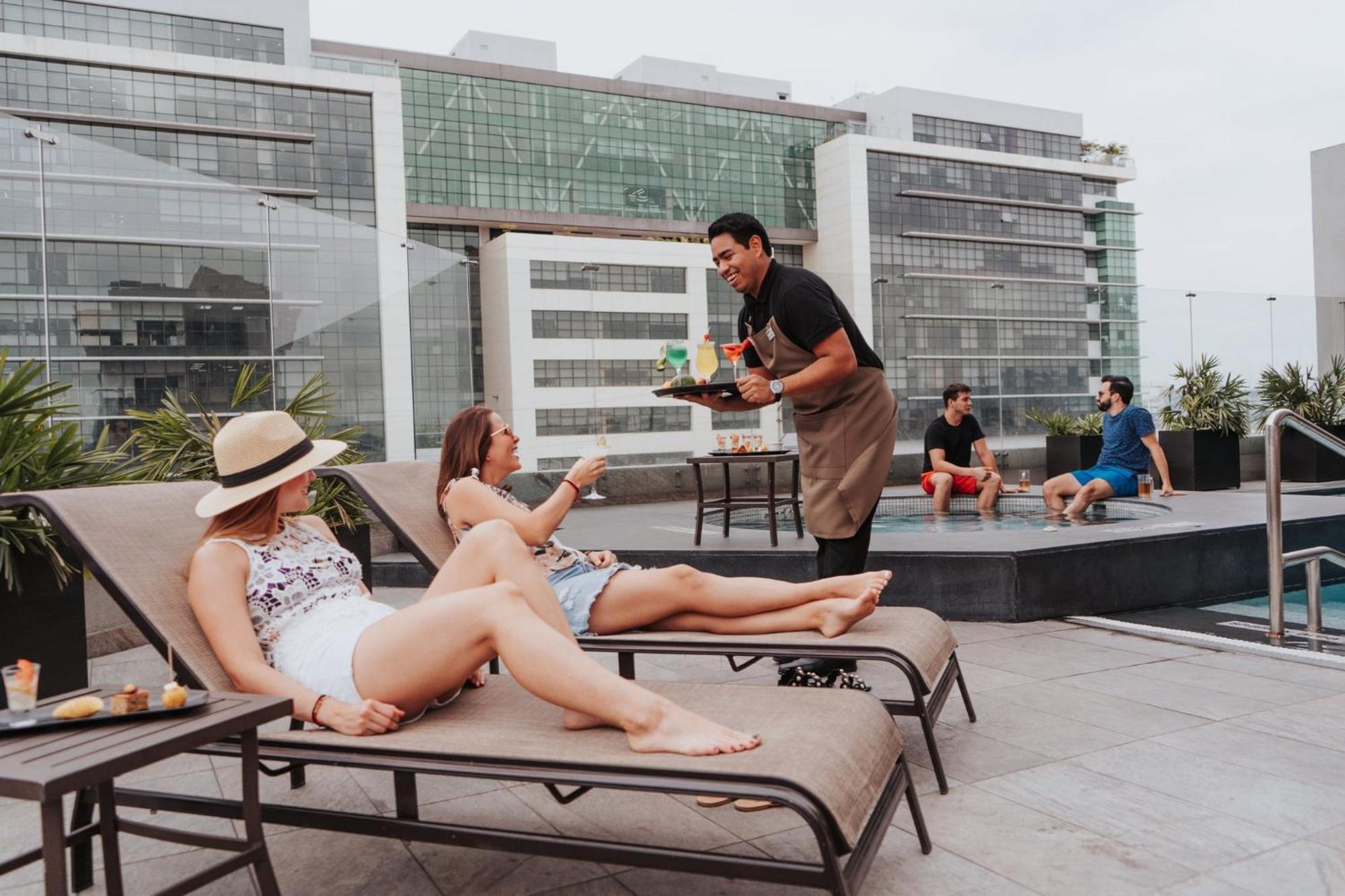 홀리데이 인 과야킬 에어포트 호텔 외부 사진 Rooftop pool at the hotel