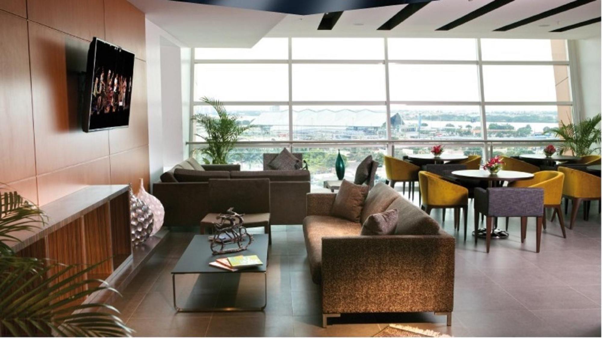 홀리데이 인 과야킬 에어포트 호텔 외부 사진 The Club Lounge at KLIA