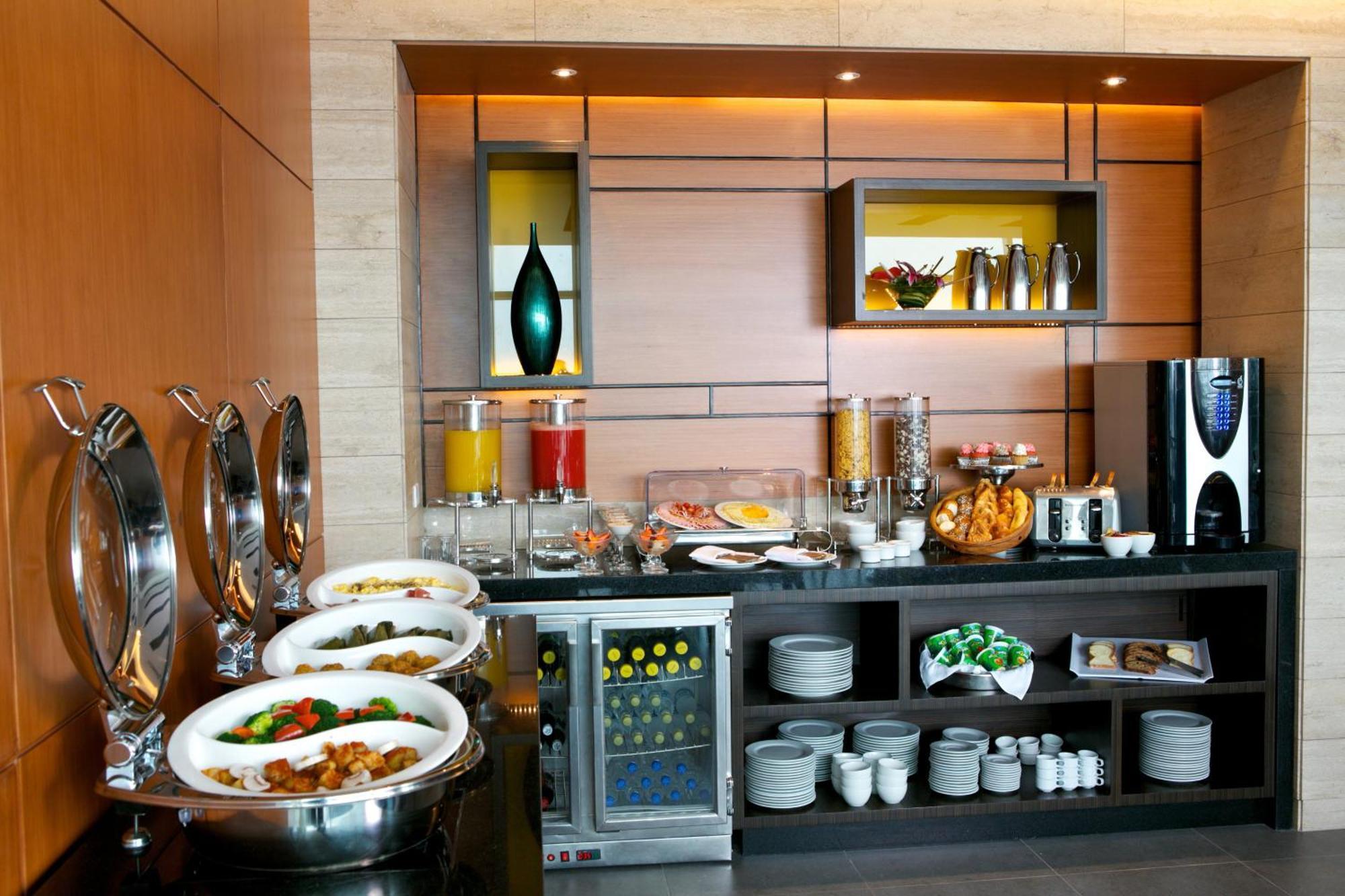 홀리데이 인 과야킬 에어포트 호텔 외부 사진 A buffet at a hotel