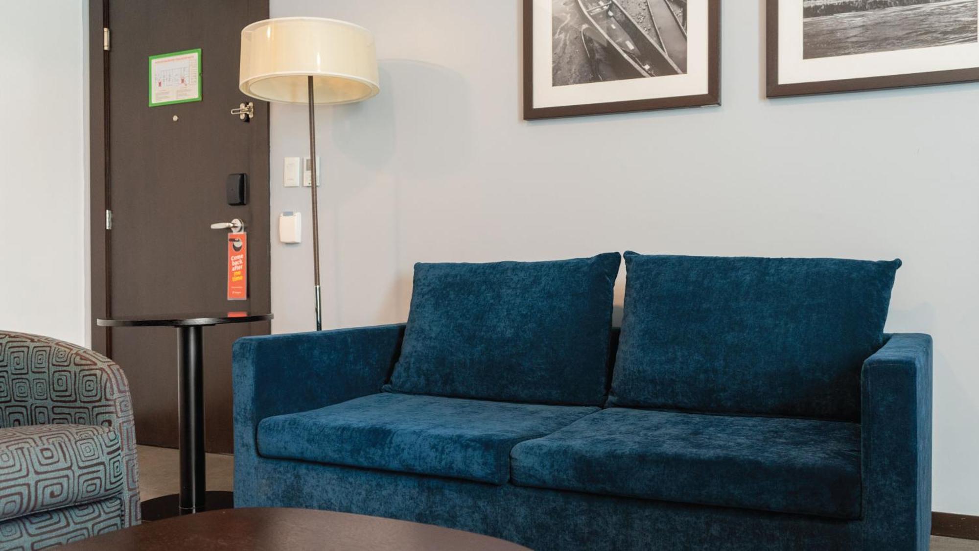 홀리데이 인 과야킬 에어포트 호텔 외부 사진 A sofa