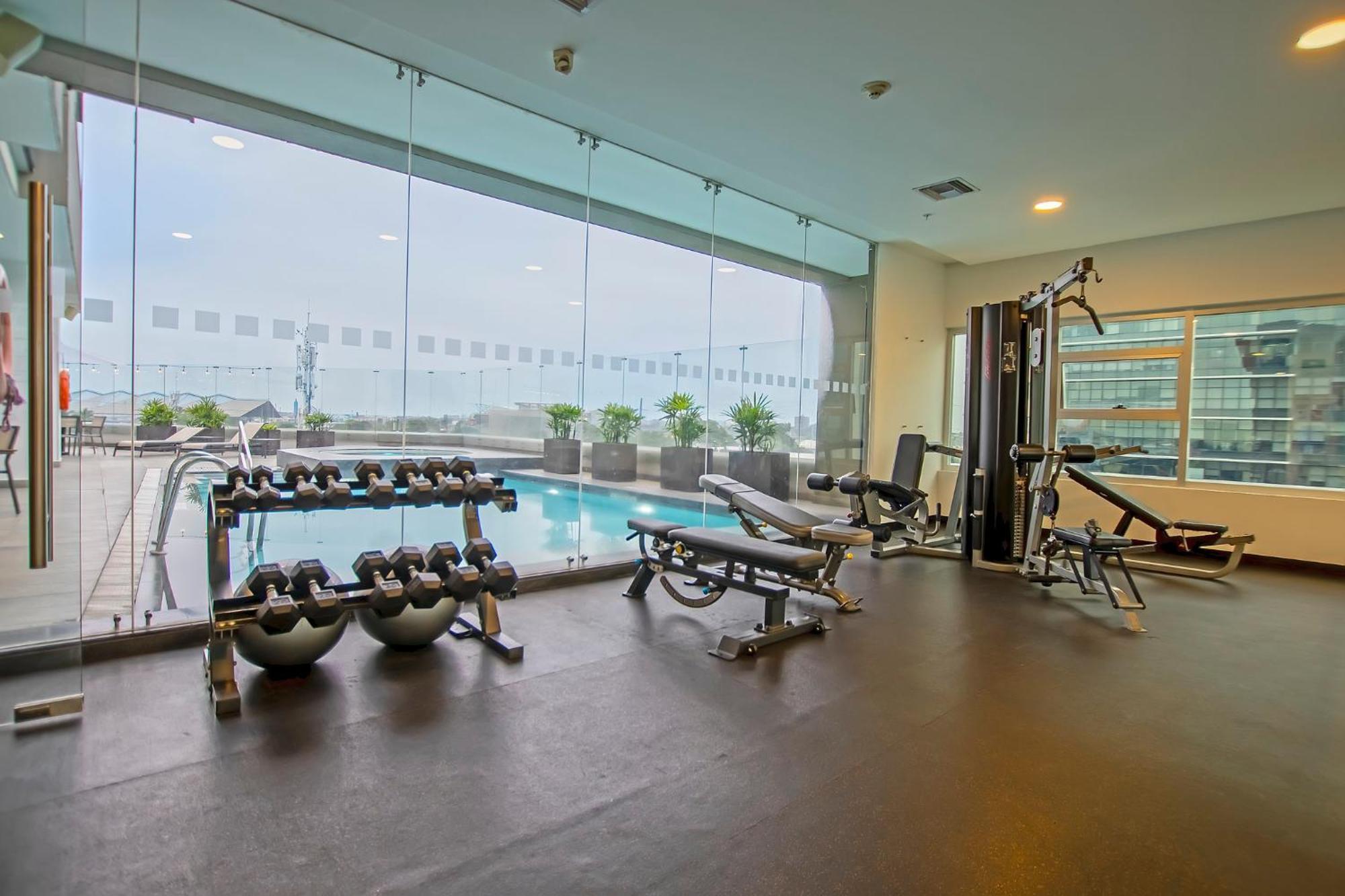 홀리데이 인 과야킬 에어포트 호텔 외부 사진 The gym at the 33rd floor