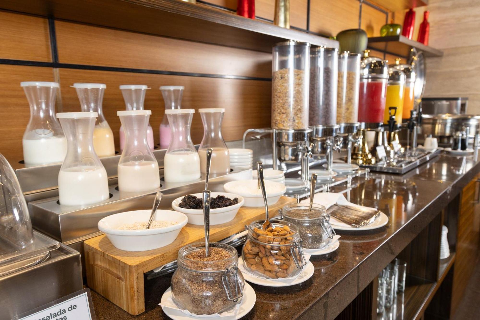 홀리데이 인 과야킬 에어포트 호텔 외부 사진 A breakfast buffet