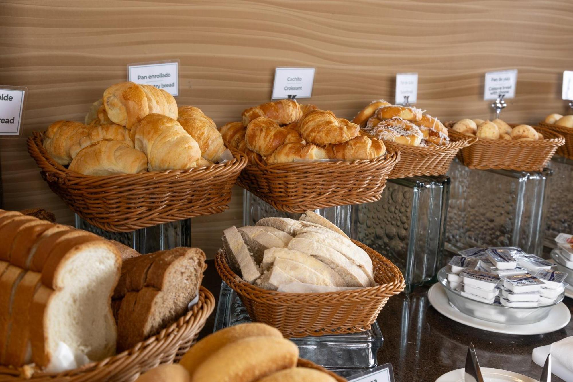 홀리데이 인 과야킬 에어포트 호텔 외부 사진 Buns and pastries