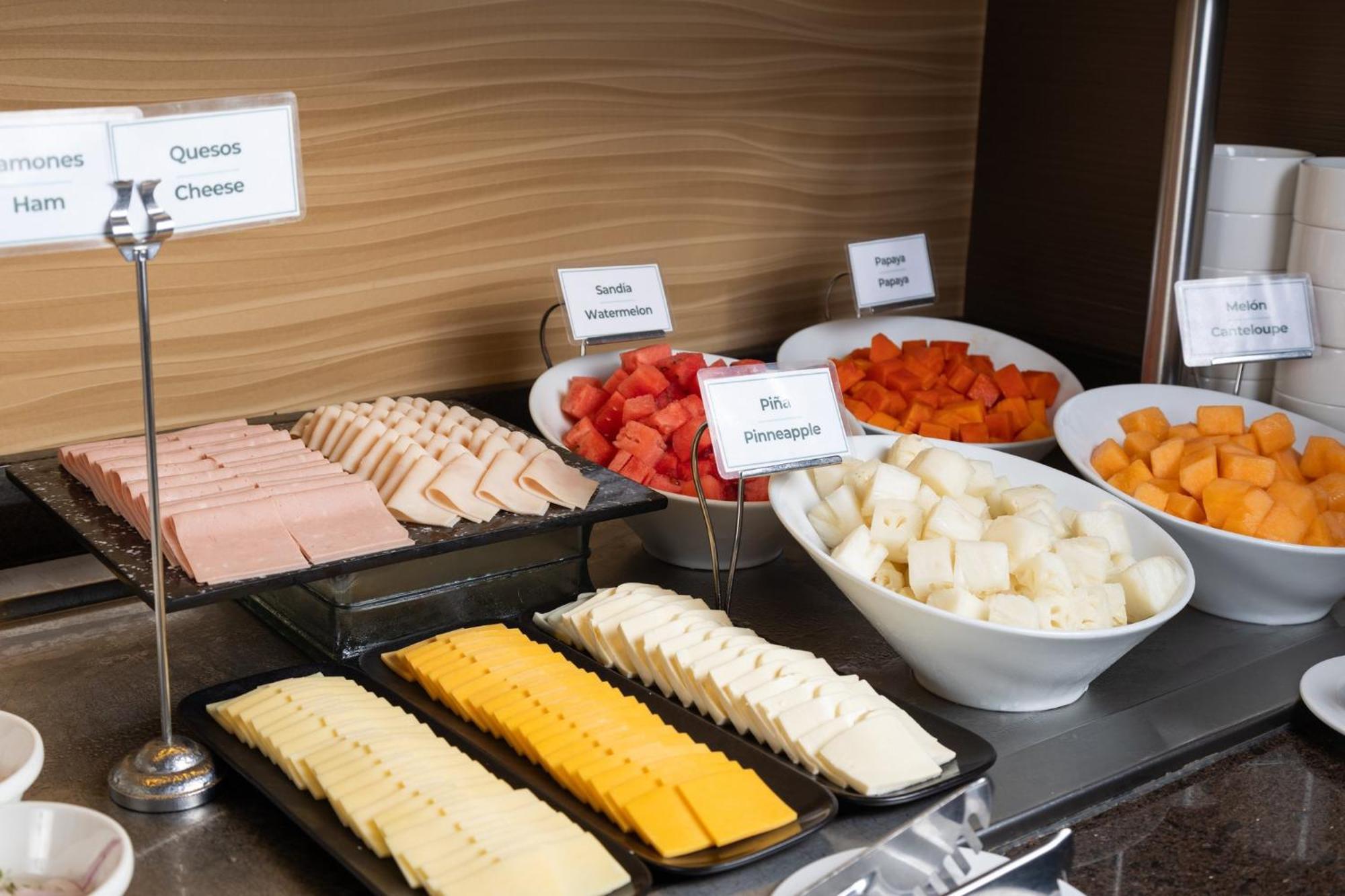 홀리데이 인 과야킬 에어포트 호텔 외부 사진 A selection of cheese at a buffet