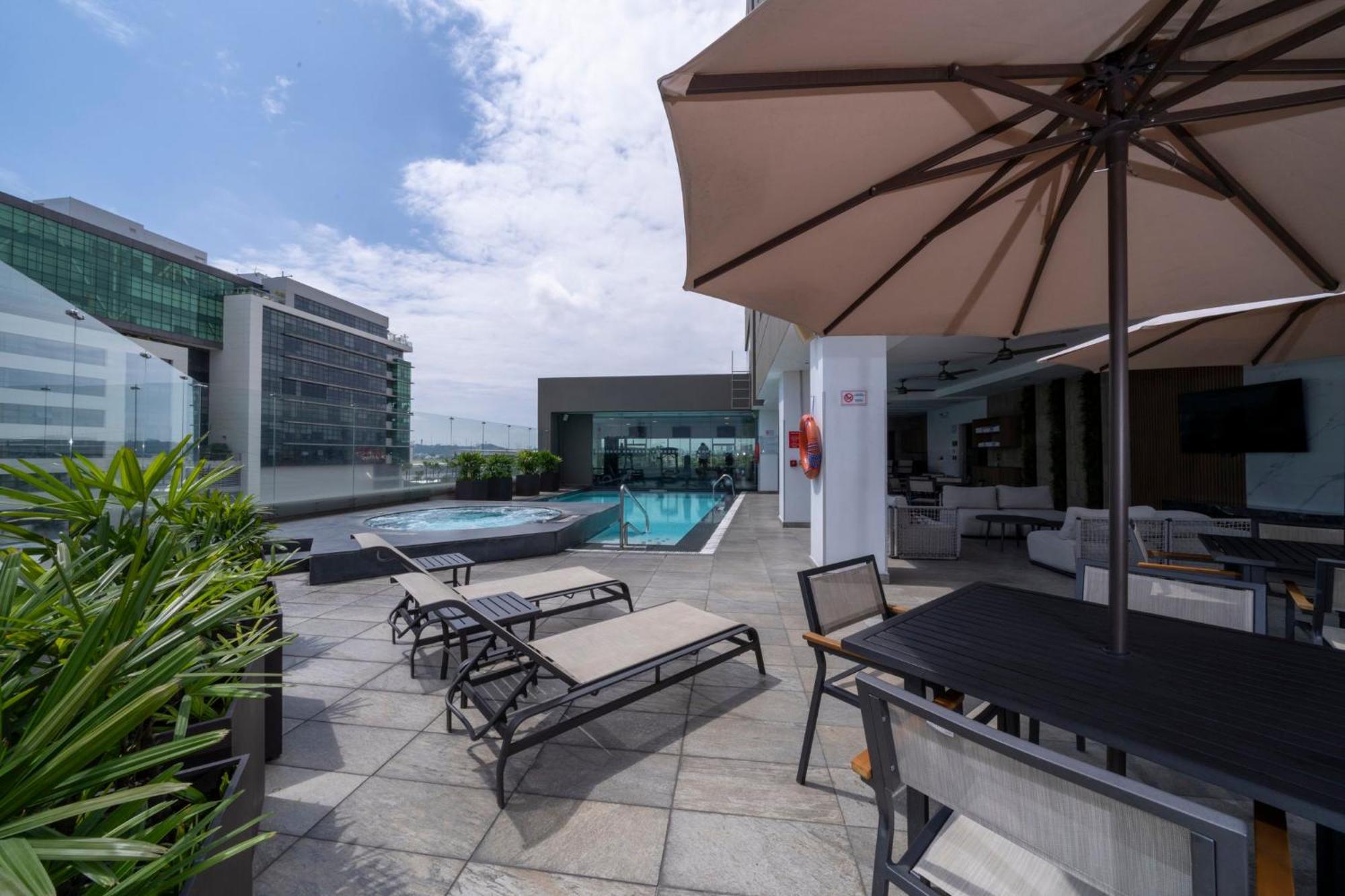 홀리데이 인 과야킬 에어포트 호텔 외부 사진 Sky Pool